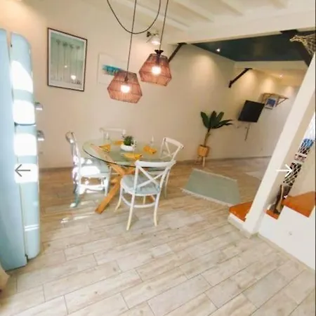 Cozy House In Center Hébergement de vacances